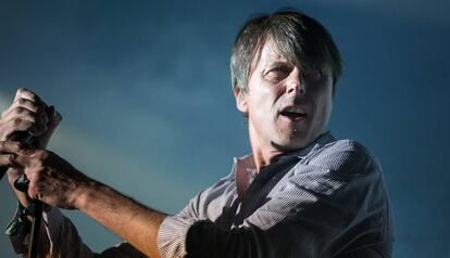 Brett Anderson, vocalista de Suede, durant la seva actuació ahir a la nit.