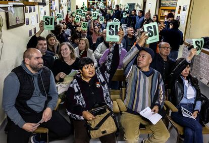 Asamblea de inquilinos de los pisos de propiedad municipal de Valencia la noche del martes en la asociación de vecinos de Velluters.