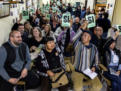 Asamblea de inquilinos de los pisos de propiedad municipal de Valencia la noche del martes en la asociación de vecinos de Velluters.