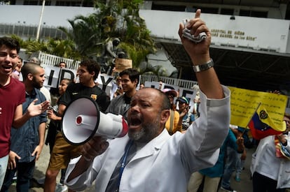 Un manifestante de la concentración frente al Hospital de Niños Dr. JM de los Ríos, exige ayuda humanitaria.