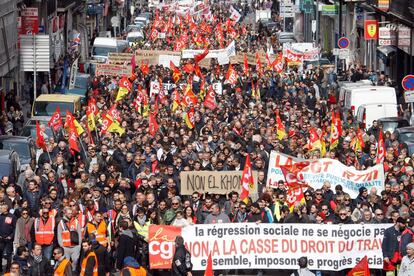 Las principales manifestaciones se han registrado en París, donde han protestado en total unos 100.000 estudiantes y trabajadores. En la imagen, vista de la manifestación de trabajadores y estudiantes en Marsella.