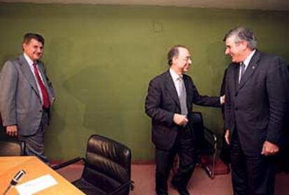 Los ministros Posada y Montoro y el consejero de Economía, Francesc Homs, durante la reunión en Madrid.