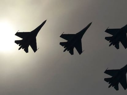 Aviones de combate Sukhoi Su-27 durante una exhibici&oacute;n cerca de Mosc&uacute;.