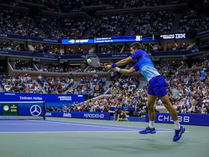 Djokovic devuelve de revés durante la semifinal contra Zverev en la pista Arthur Ashe.