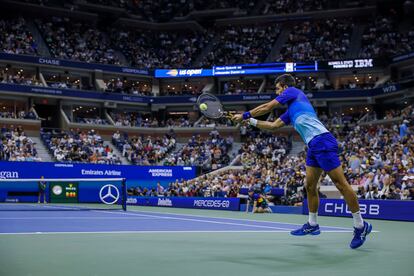 Djokovic devuelve de revés durante la semifinal contra Zverev en la pista Arthur Ashe.