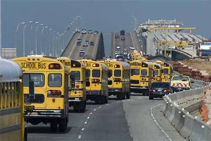 Decenas de autobuses escolares de la ciudad tejana de Galveston salen en dirección al norte repletos de refugiados del nuevo huracán.