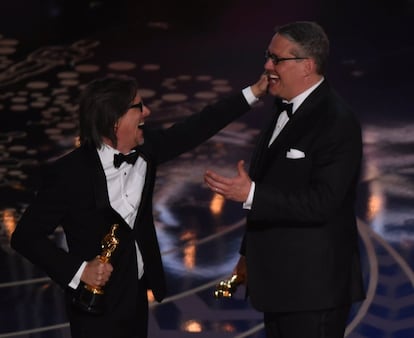 Charles Randolph (izquierda) y Adam McKay celebran el premio a mejor guión adaptado por 'La gran apuesta'. 
