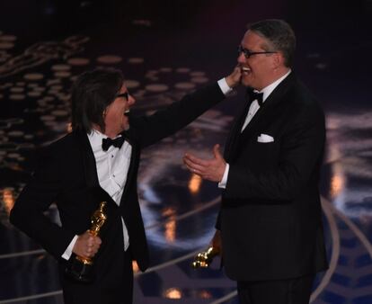 Charles Randolph (izquierda) y Adam McKay celebran el premio a mejor guión adaptado por 'La gran apuesta'. 