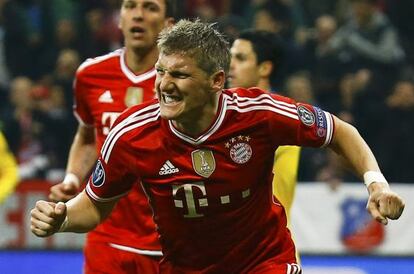 Schweinsteiger celebra un gol al Arsenal.