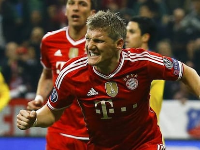 Schweinsteiger celebra un gol al Arsenal.