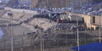 Los inmigrantes se agrupan en Marruecos tras la tragedia, el día del incidente.