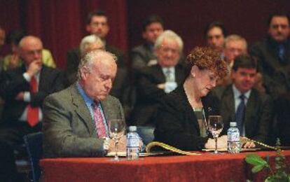 Xabier Arzalluz y Begoña Errazti, ayer durante la firma del acuerdo PNV-EA en el Kursaal.