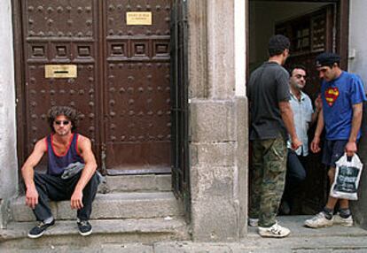 Julio (de 24 años), en la puerta de un comedor de caridad.