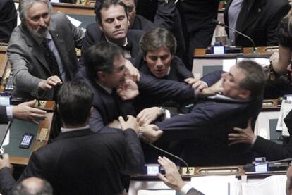 Barbato, parlamentario de la oposición se pelea con Ranieri, de la Liga Norte, en el Parlamento.