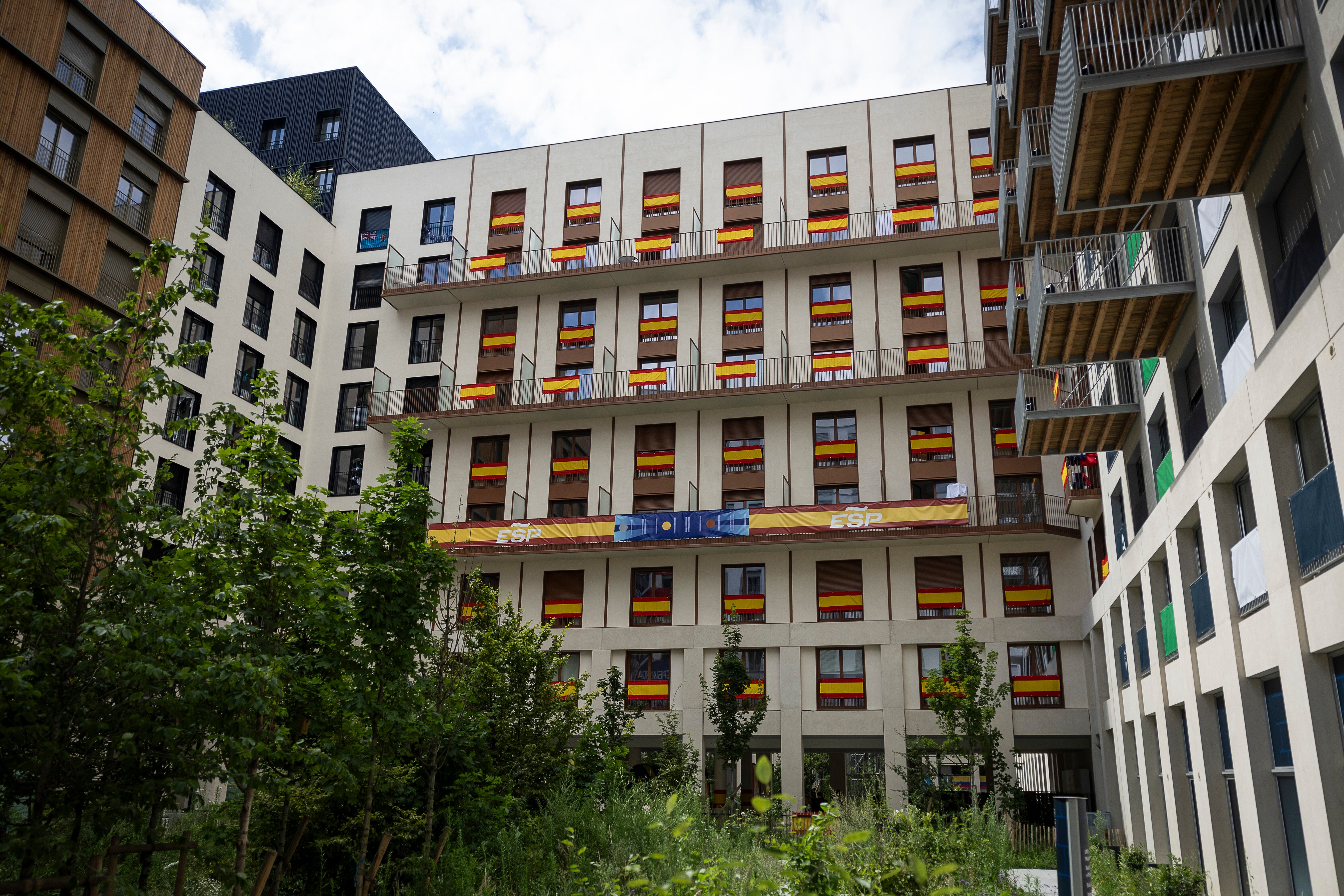 Edificio que acoge a los atletas españoles en la villa.