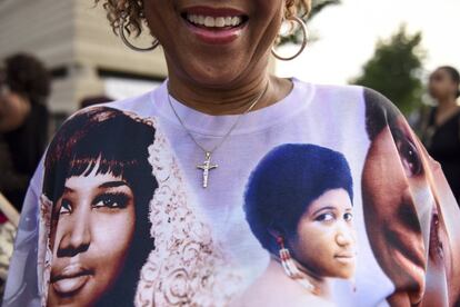 Imogen King-Dugan, de Farmington Hills, Michigan, viste una camiseta cubierta con imágenes de Aretha Franklin mientras esperaba en la fila para presentar sus respetos en el primer día de visita pública.