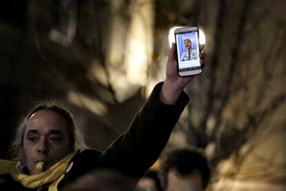 Un manifestant en defensa dels polítics presos mostra la imatge del major dels Mossos, Josep Lluís Trapero, al seu mòbil.