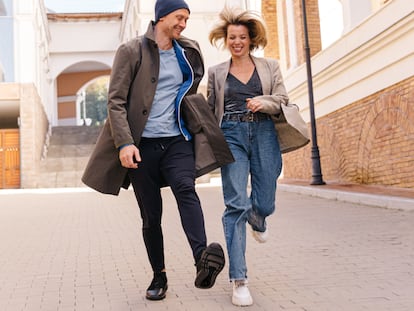 Artículo de EL PAÍS Escaparate en el que se describen grandes ofertas en abrigos de invierno rebajados para él y ella.