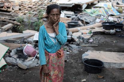 Una mujer contempla su casa derrumbada en la aldea de Labu Pandan.