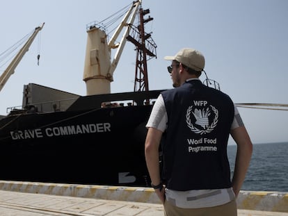 Un empleado del Programa Mundial de Alimentos de la ONU observa el desembarco en el puerto de Yibuti de un carguero de grano procedente de Ucrania, el pasado 30 de agosto.