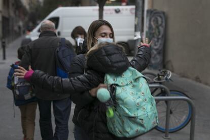 La médico y su pareja, David, van a buscar a Alba y Berta al colegio sobre las cuatro y media.