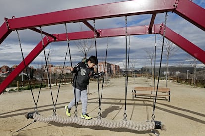 Un niño juega en el parque infantil instalado en el Mirador Caracola, junto a la avenida de los Rosales. Hay fuentes, bancos y un merendero.