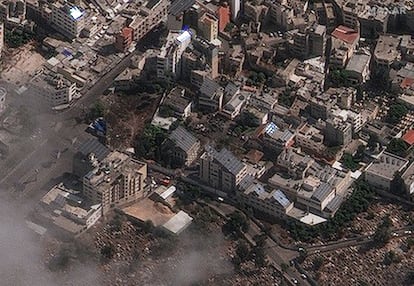 Fotografía satelital cedida por la empresa Maxar que muestra, en el centro de la imagen, que los daños tras la explosión se concentran en el aparcamiento del hospital Al Ahli y no hay daños estructurales en las instalaciones.
