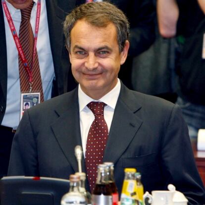 El presidente Zapatero sonríe durante un Consejo de Ministros
