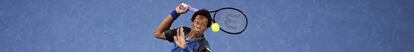 Monfils volea durante el partido en la pista Rod Laver de Melbourne.