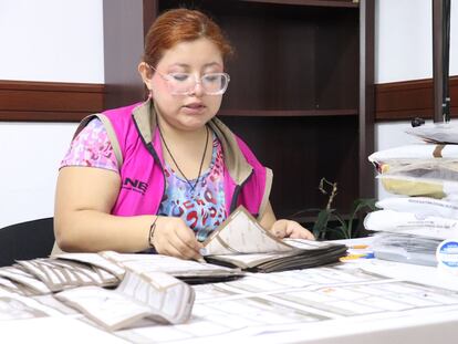 Una funcionaria del INE durante el recuento de votos que implica el cómputo distrital, este 5 de junio.