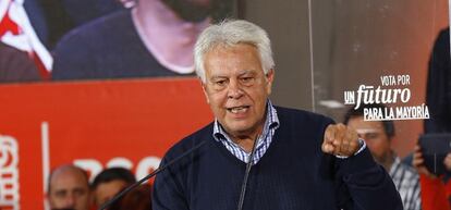 El expresidente del Gobierno Felipe González durante el acto de campaña del PSOE en el Polideportivo Valdebernardo en Madrid.