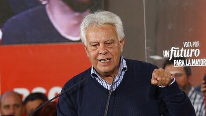 El expresidente del Gobierno Felipe Gonz&aacute;lez durante el acto de campa&ntilde;a del PSOE en el Polideportivo Valdebernardo en Madrid.