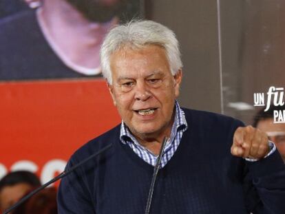 El expresidente del Gobierno Felipe Gonz&aacute;lez durante el acto de campa&ntilde;a del PSOE en el Polideportivo Valdebernardo en Madrid.