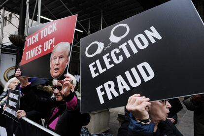 Concentración contra Trump delante de Trump Tower, en Manhattan, el viernes tras conocerse su imputación.