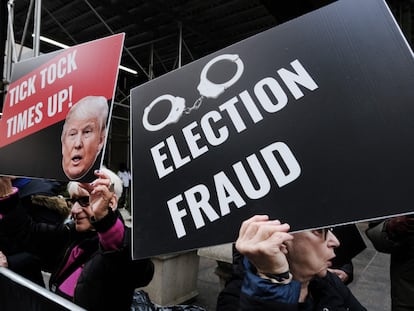 Concentración contra Trump delante de Trump Tower, en Manhattan, el viernes tras conocerse su imputación.