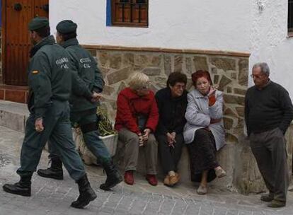 Dos guardias civiles caminaban delante de vecinos de Alcaucín durante el registro del Ayuntamiento el pasado 27 de febrero.