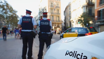 Dos agentes de los Mossos.