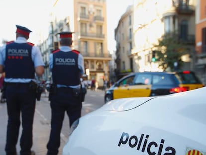 Dos agentes de los Mossos.