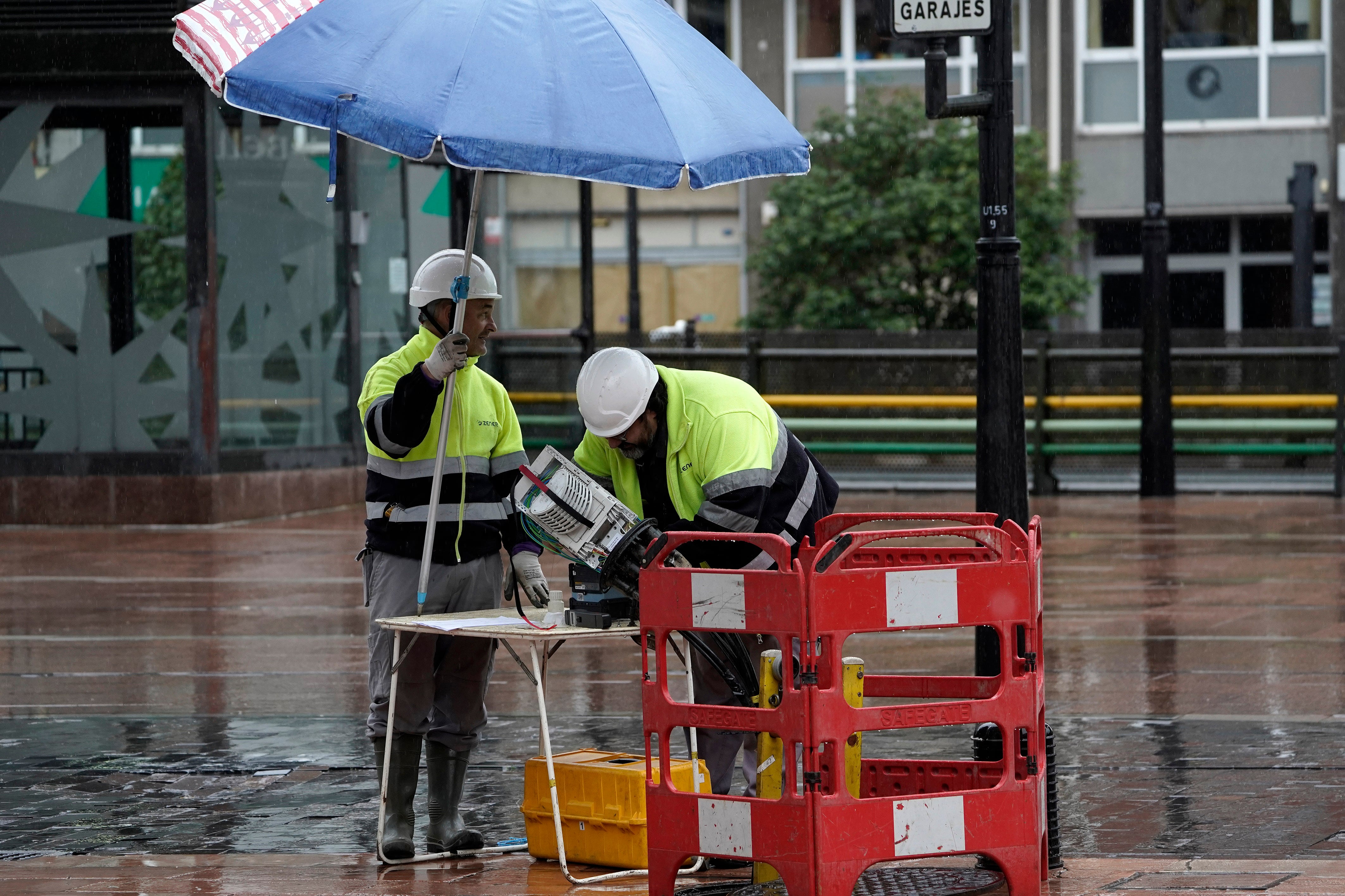 Dos trabajadores en Oviedo este viernes.