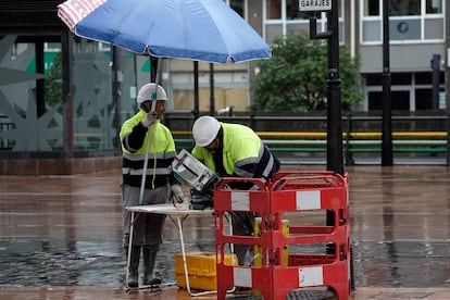 Dos trabajadores en Oviedo este viernes.