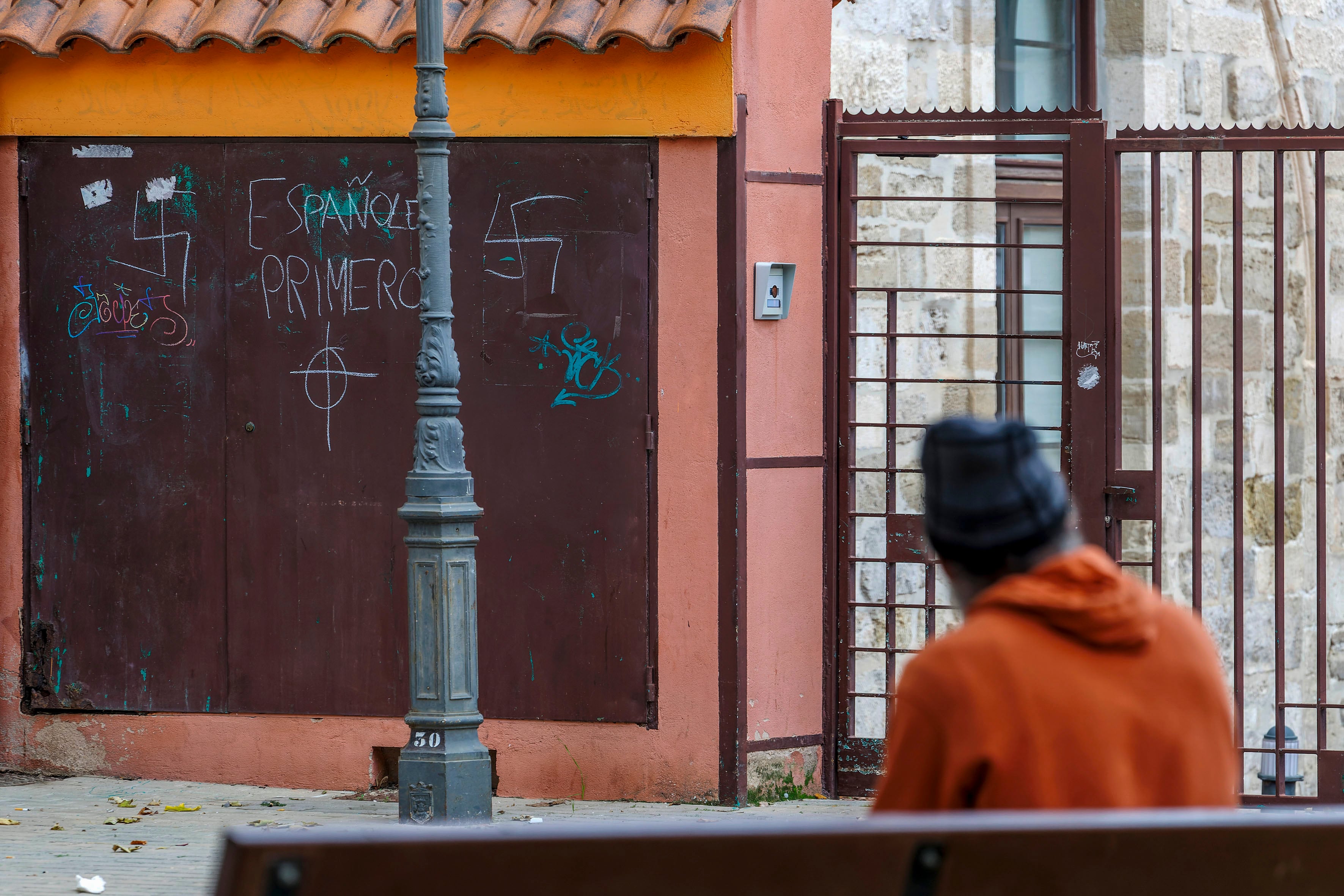 Pintadas racistas en las oenegés de apoyo a migrantes a las que el Ayuntamiento de Burgos quiso retirar fondos 