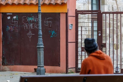 Pintadas nazis y xenófobas a las puertas de una de la oenegés de ayuda a migrantes, este miércoles en Burgos.