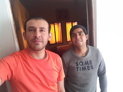 Luis Felipe Ortiz (izq.) y Omar Devia son los últimos huespedes de un hostal en Cusco (Perú).