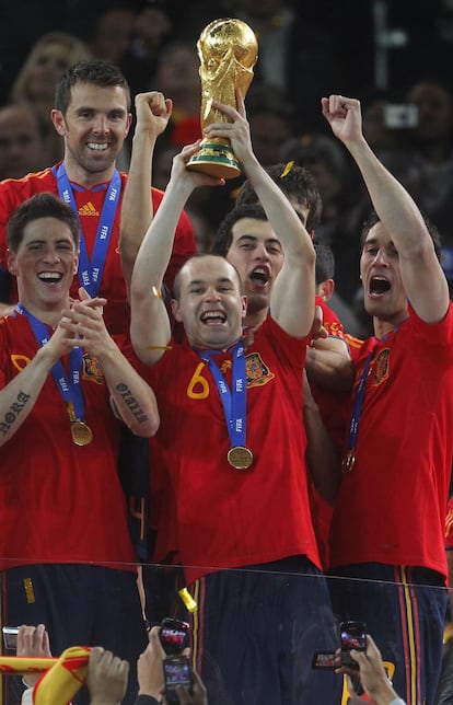 Iniesta, Marchena, Torres y Arbeloa con la Copa.
