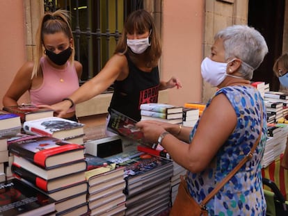 Clientes com máscara em feira de livros Sabadell, na região de Barcelona, em 23 de julho.