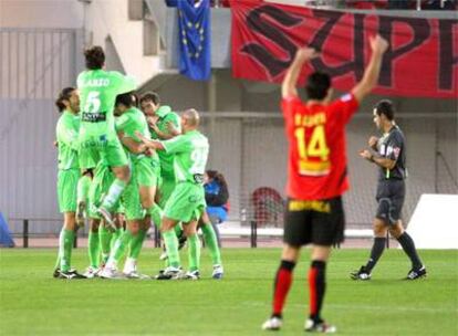 Los jugadores del Murcia se abrazan tras el gol de Íñigo Vélez