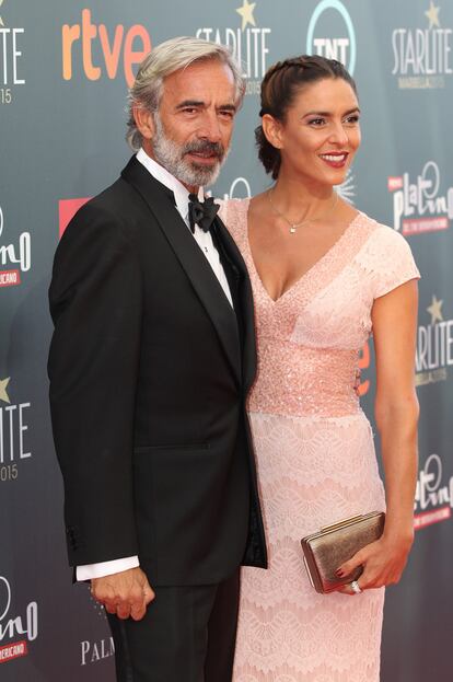 El actor Imanol Arias junto a su pareja.