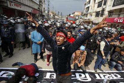 Activistas del Rastriya Prajatantra Party (RPP) gritan consignas durante una protesta en Katmandú (Nepal). Cientos de personas se manifestaron después de que la comisión electoral no aceptara la participación de su partido para las próximas elecciones locales. 