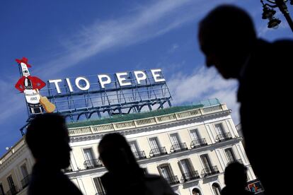 El cartel del Tío Pepe vuelve a la Puerta del Sol después de tres años retirado. El luminoso vuelve ahora a lucir en el corazón de Madrid pero dejando el Hotel París, futura sede de Apple, para trasladarse al número 11 de la Puerta del Sol, en la esquina de Preciados y frente a la Real Casa de Correos.