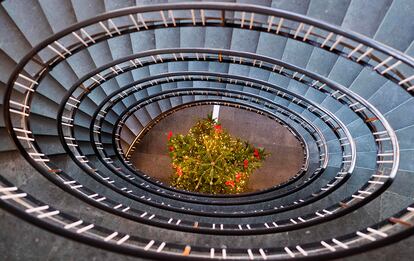 A festively decorated Christmas tree stands at the basement of the staircase in Lower Saxony's Ministry for Science and Culture in Hanover, central Germany, on November 29, 2016. / AFP PHOTO / dpa / Julian Stratenschulte / Germany OUT